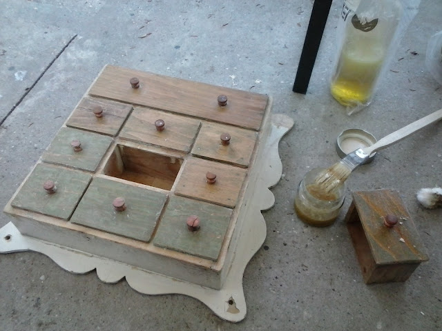 Régi fa fűszerszekrény felújítás előtt, fiókokkal és kopott felülettel, bútorfelújítás kiindulási állapota