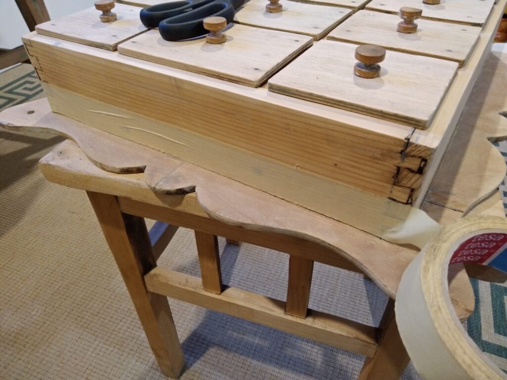 Fűszerszekrény felújítása festés előtt, előkészített fa felületekkel és maszkolószalaggal leragasztott részekkel