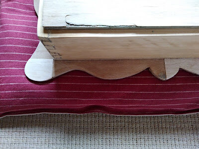 Sérült fa fiók közelről egy régi fűszerszekrényen, bútorfelújítás előtti állapot