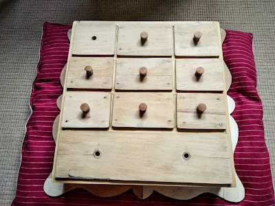 Fűszerszekrény felújítása festés előtt, előkészített fa felületekkel és hiányzó gombokkal