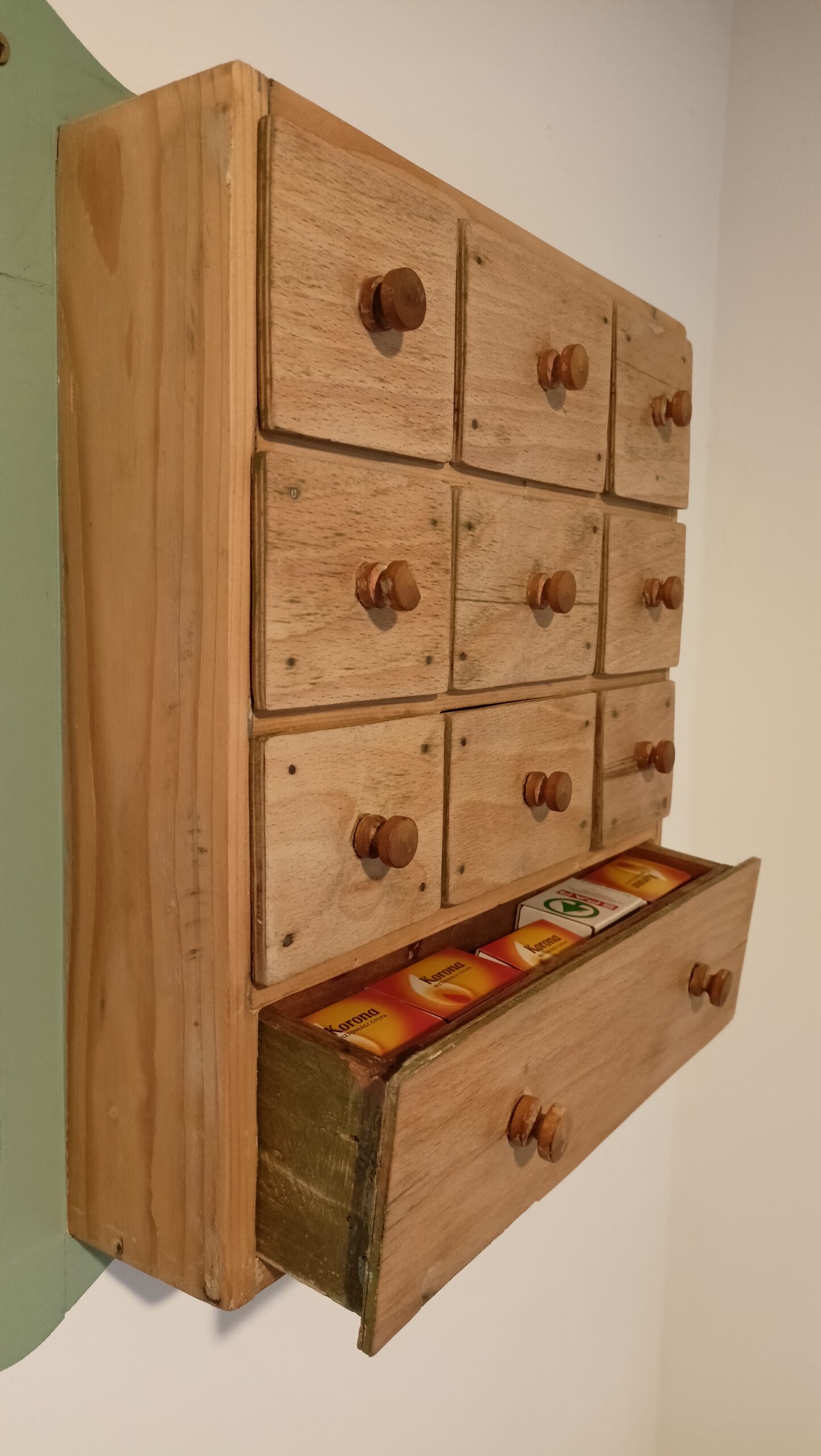 Felújított fa fűszerszekrény nyitott fiókkal, natúr felülettel, házilagos bútorfelújítás eredménye