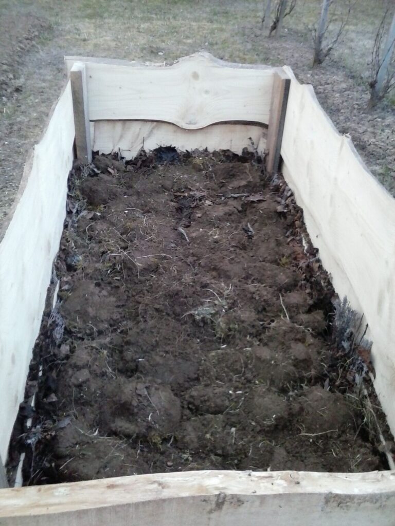 Magaságyás harmadik rétege visszafordított gyeptéglával és földdel kialakítva