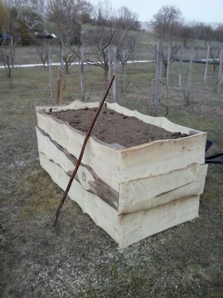 Feltöltött magaságyás kész termőfölddel, ültetés előtti állapotban