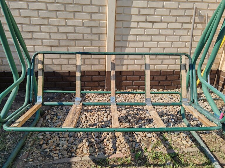 Hintaágy tartólécei összepántolva