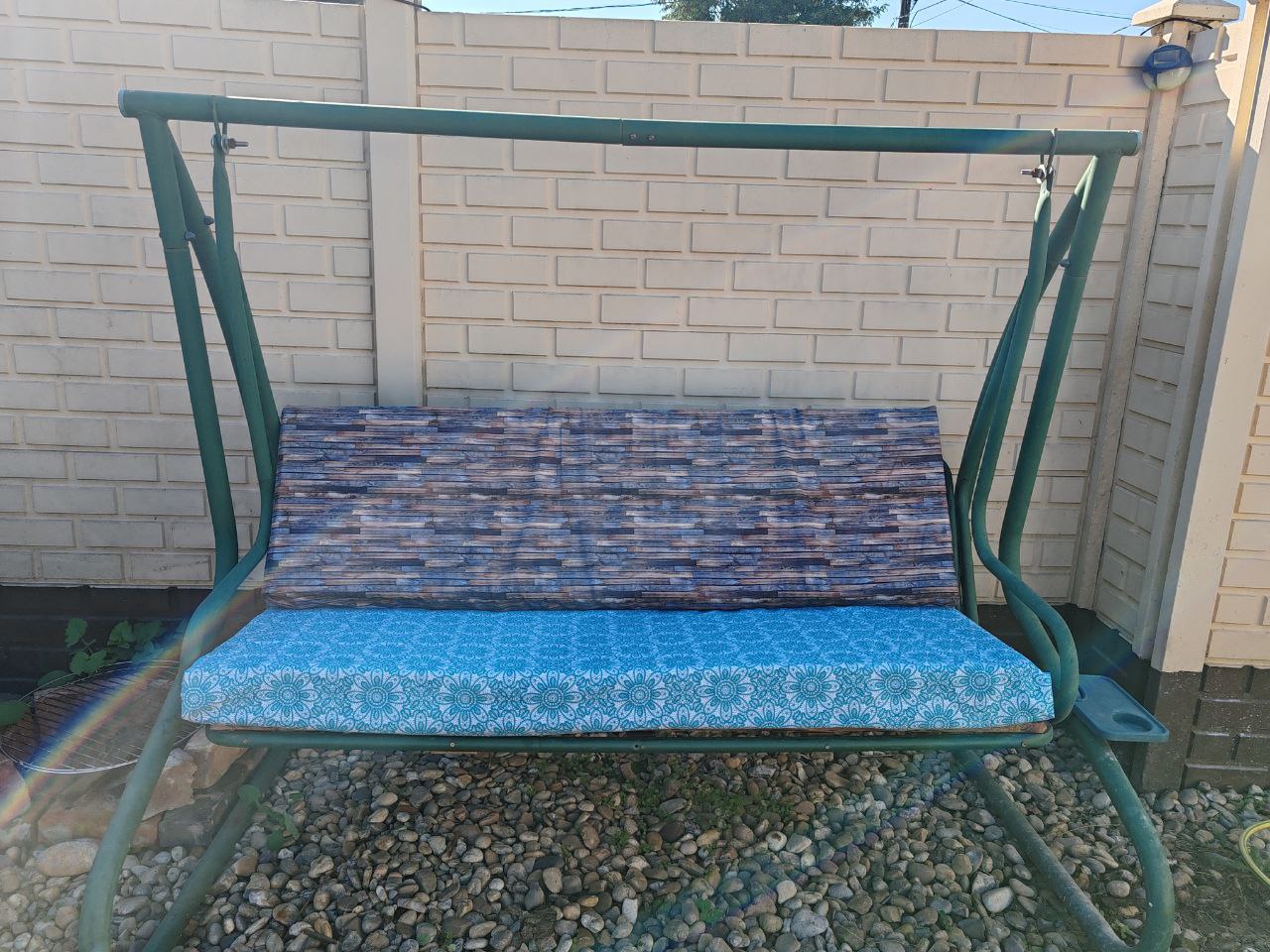 Felújított hintaágy párnákkal, kényelmes kerti pihenő a felújítás után