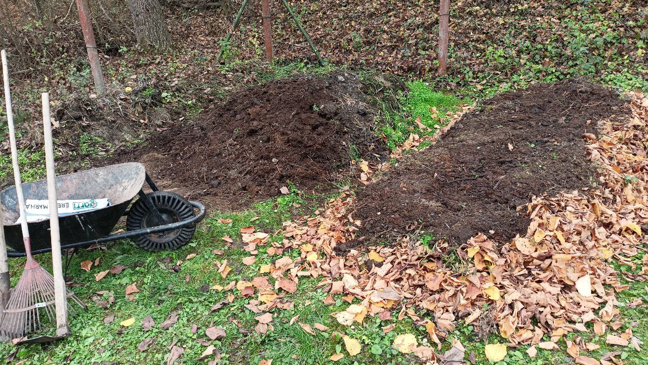 Készülő komposztdomb