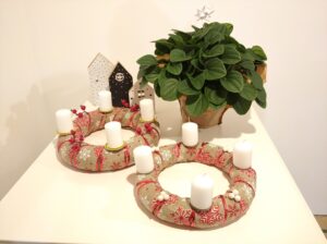 2 db adventi koszorú hasonló stílusban