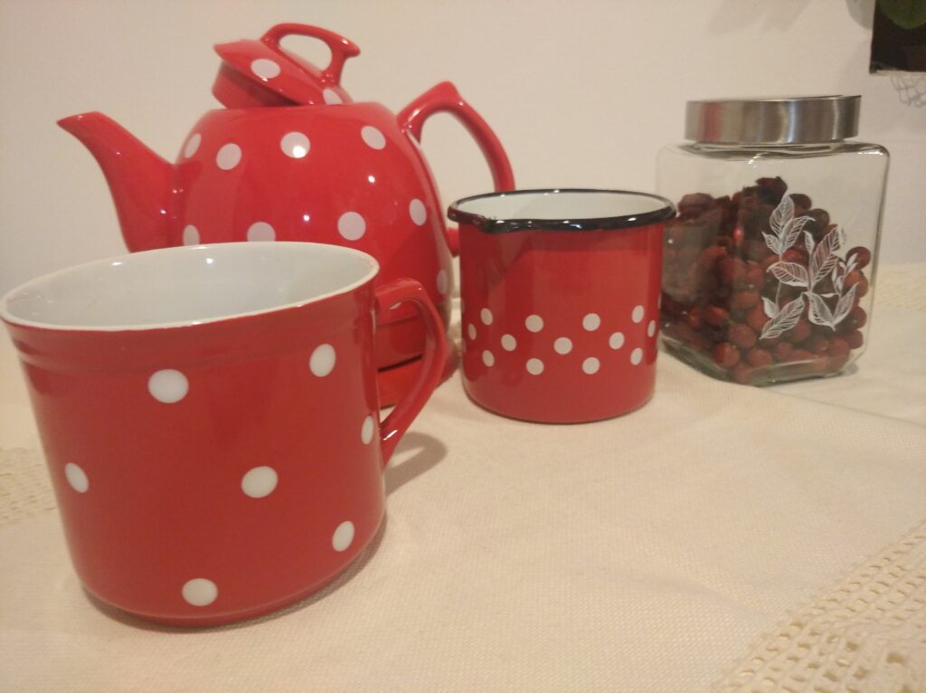 Csipkebogyó tea kannával és bögrékkel