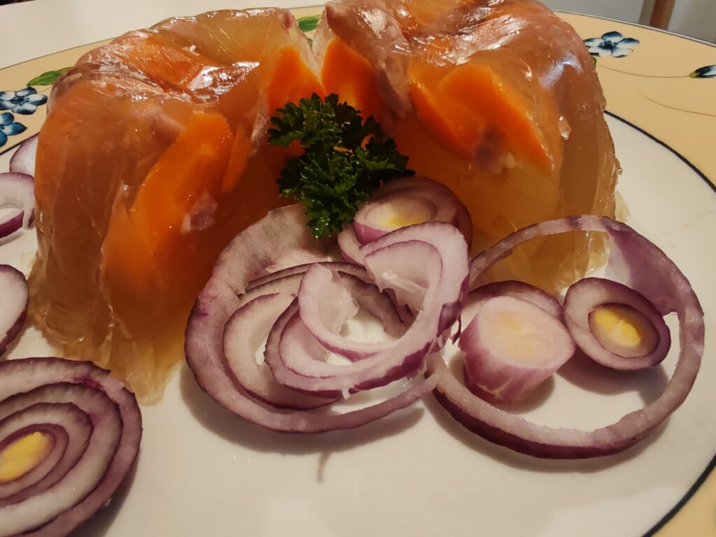 Kocsonya kuglóf formában dermesztve