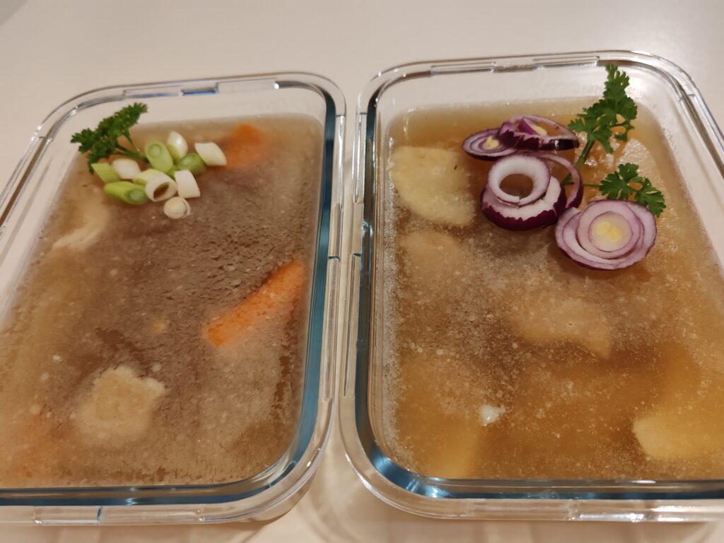 Kocsonya üveg tálban