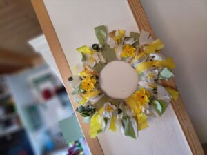 Tavaszi koszorú falra rögzítve