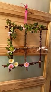 Ablak formájú tavaszi ajtókoszorú selyemvirágokkal, mágnessel