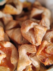 Hájas tésztából baracklekváros batyu