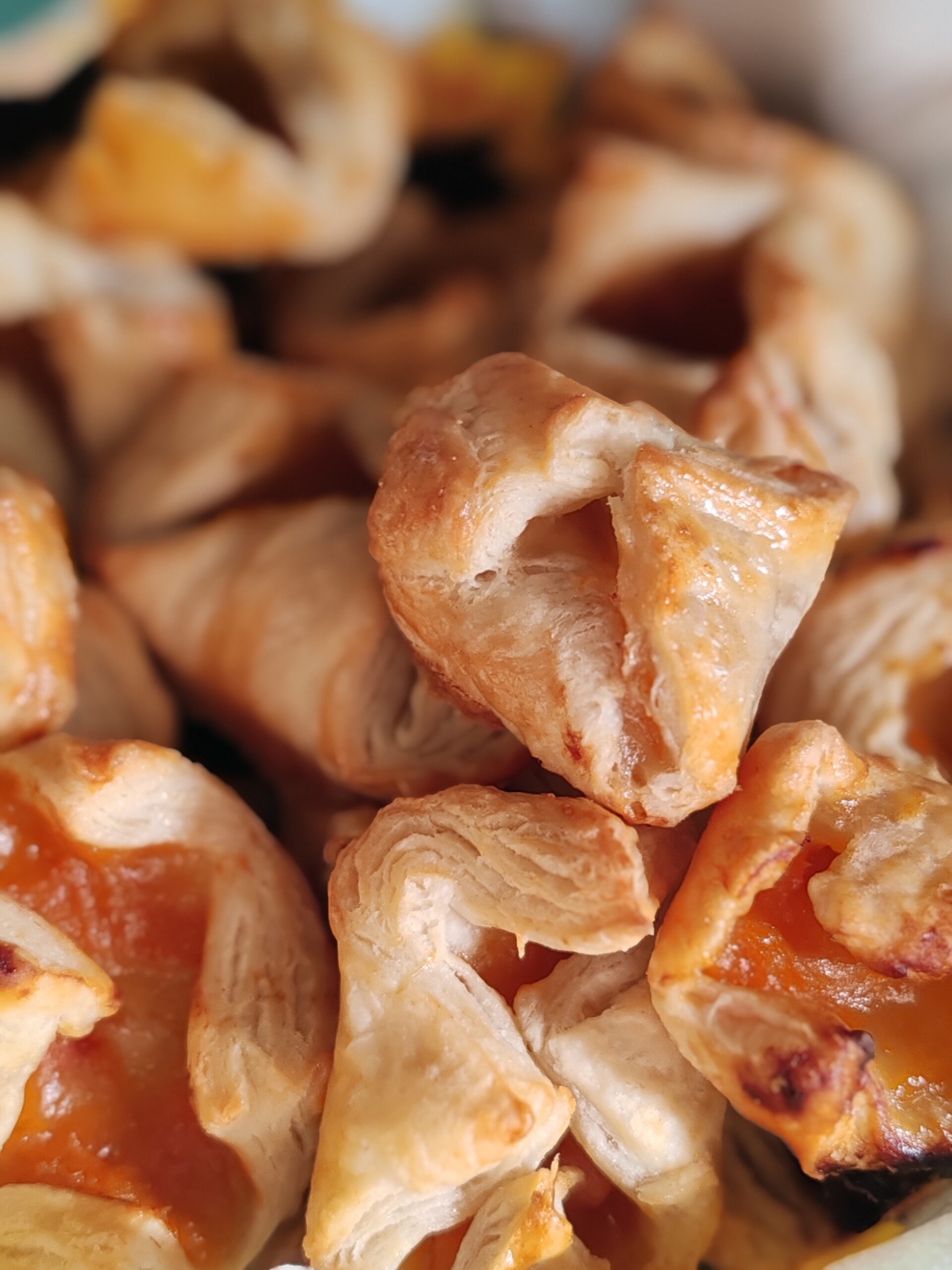 Hájas tésztából baracklekváros batyu