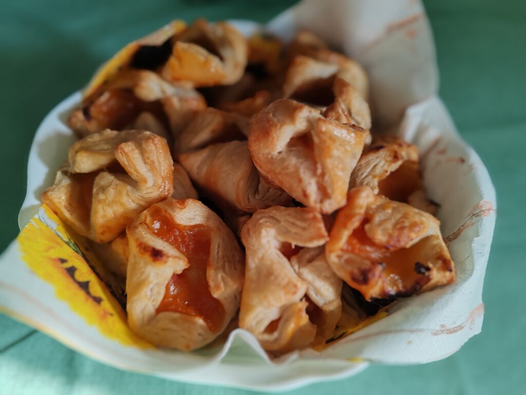 Hájas tészta batyuk tálban