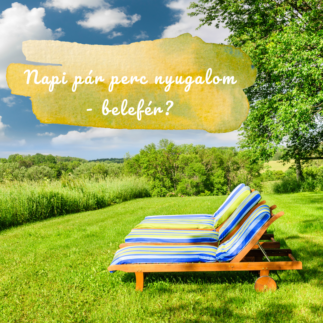 Nyugágyak zöld réten, nyári táj háttérrel, a képen ez a szöveg: „Napi pár perc nyugalom – belefér?”