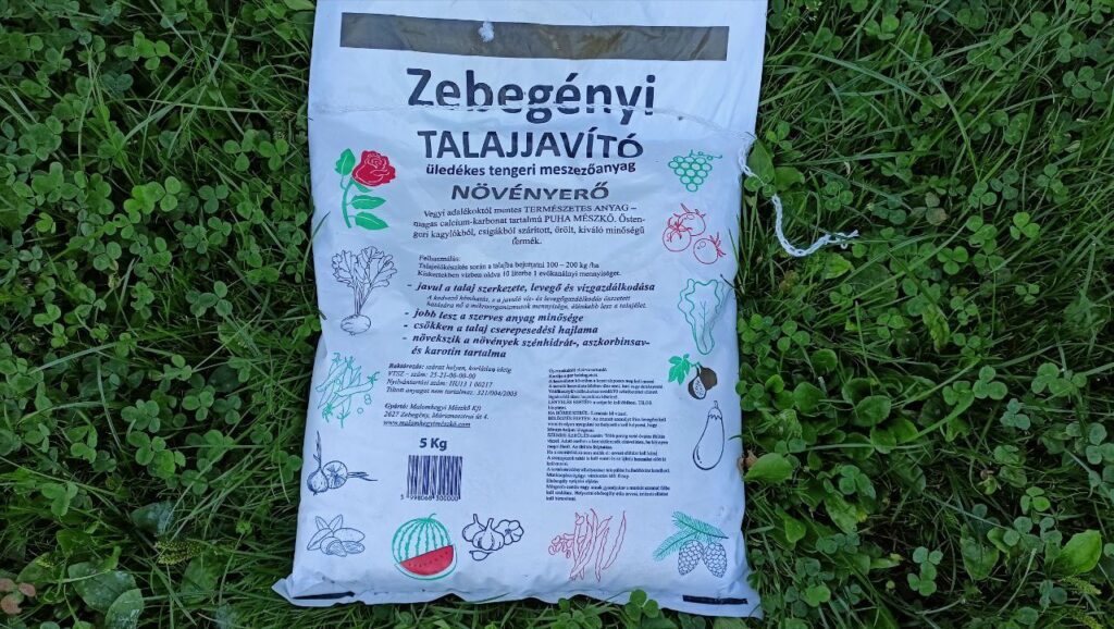 Zebegényi talajjavító üledékes tengeri meszezőanyag csomagolása a fűben.