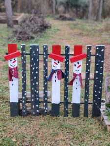 Hóemberes kerítéselem megmaradt korlátból, kerti karácsonyi dekorációként a kertben