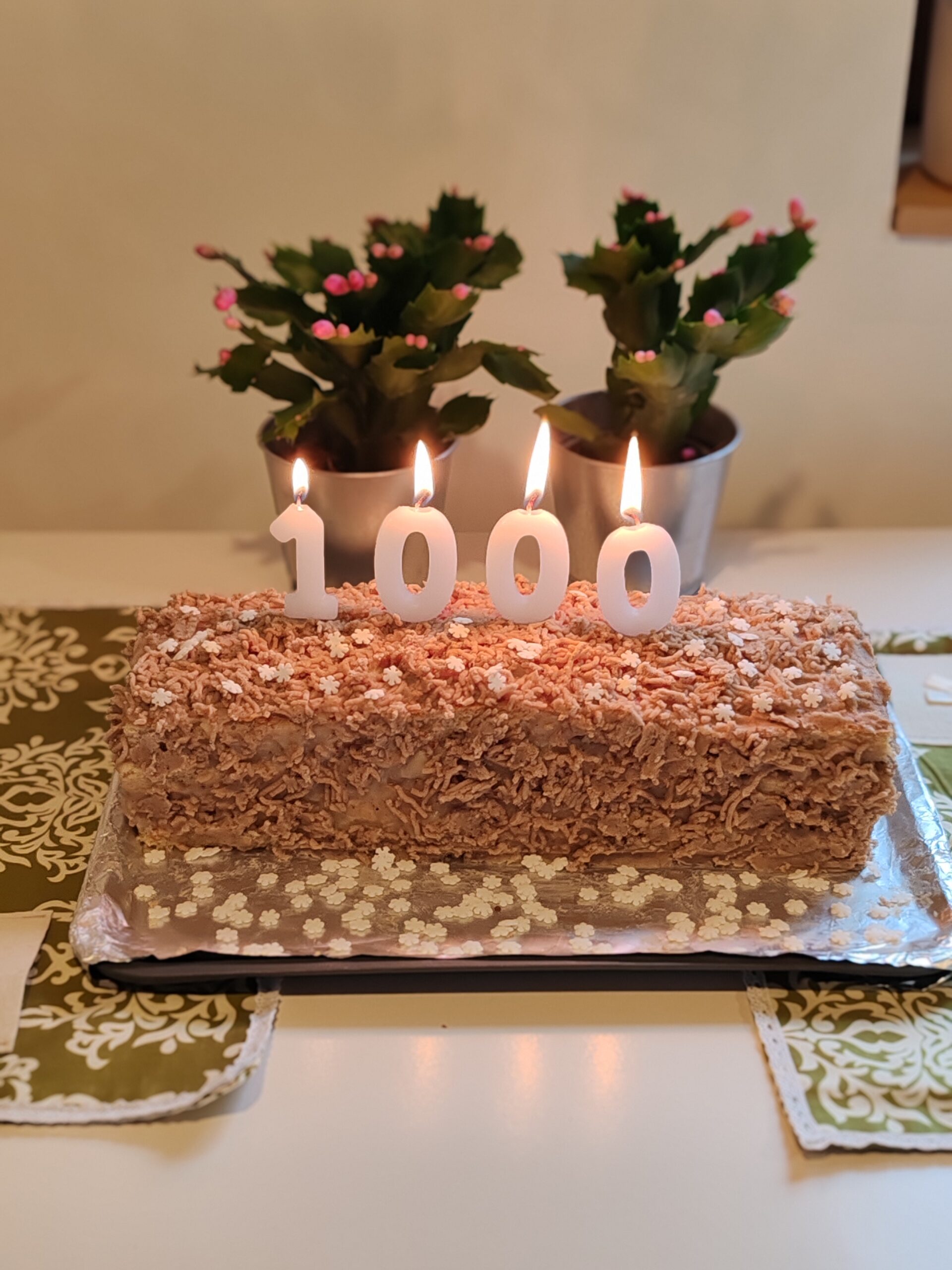 Gesztenyetorta 1000-es gyertyával, az 1000 feliratkozó megünneplésére