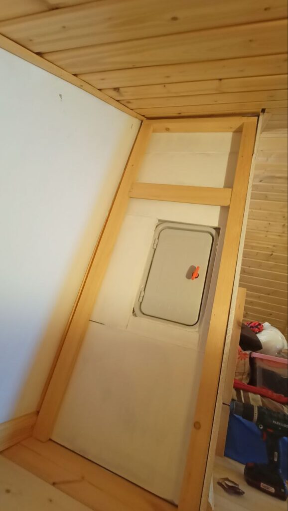 Tetőtéri ferde fal melletti sarok szerkezeti elemekkel, polc kialakítása közben